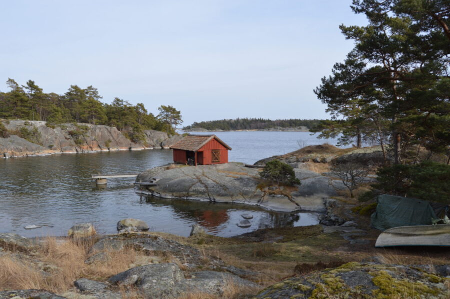 DSC_0054 bild över havet och en bod från stockholms skärgård
